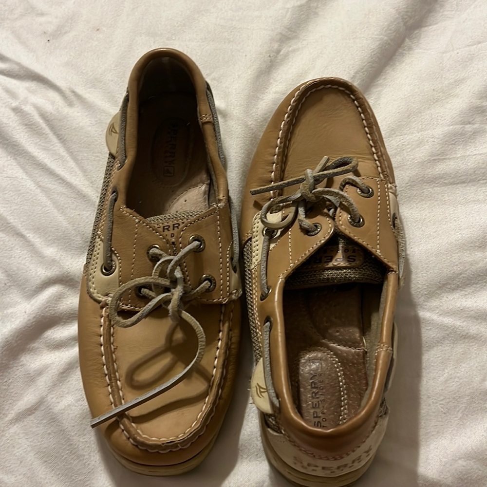 Sperry topsider boat shoes.